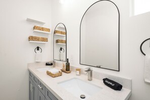 Bathroom - Perfect 3-bedroom house in peaceful Houston neighborhood (Houston)