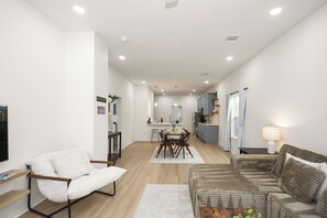 Living area - Perfect 3-bedroom house in peaceful Houston neighborhood (Houston)