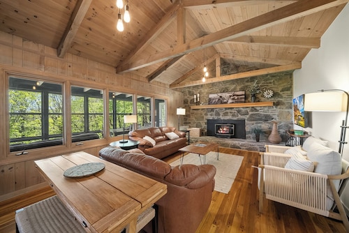 Sunrise Mountain Views, Hot Tub, Fire Pit & Spacious Retreat Near Downtown Boone