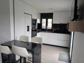 Private kitchen - Vrbo Property (Pedraído)