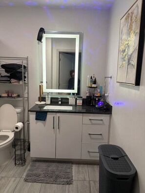 Bathroom - Skyline Views • Walk to Stadium • MARTA Access • Downtown Hotel District (Atlanta)