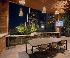 Outdoor dining - Skyline Views • Walk to Stadium • MARTA Access • Downtown Hotel District (Atlanta)