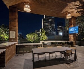 Outdoor dining - Skyline Views • Walk to Stadium • MARTA Access • Downtown Hotel District (Atlanta)