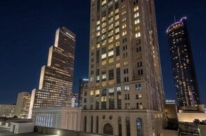 Exterior - Skyline Views • Walk to Stadium • MARTA Access • Downtown Hotel District (Atlanta)