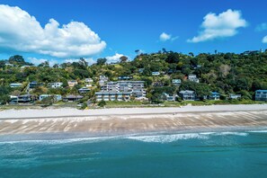 On the beach, 3 beach bars - Vista On The Beach at The Sands (Waiheke Island)