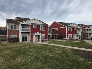 Exterior - 2-bedroom 2-bath condo in lovely Mishawaka with close to Notre Dame. (Mishawaka)