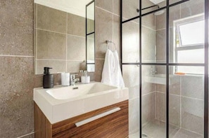 Dusche, Haartrockner, Bidet, HandtĂŒcher
