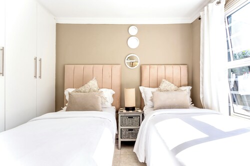 Luxury guest house able to assist from 2 to 18 peoples sharing room in Cape town