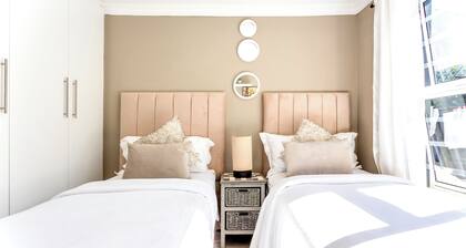 Luxury guest house able to assist from 2 to 18 peoples sharing room in Cape town