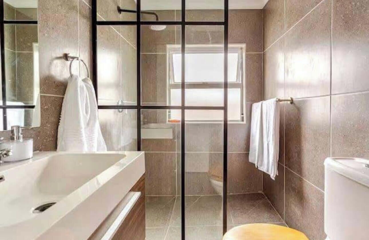 Regadera, secadora de cabello, bidet, toallas 