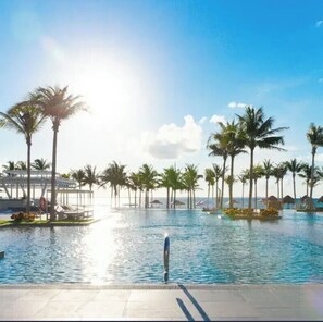 Outdoor pool - Garza Blanca Resort & Spa Cancún Oceanfront-One Bedroom Suite (Cancún)