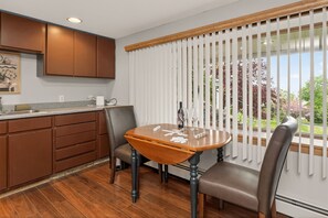 Dining - Canandaigua Lake | Near Wineries | Sleeps up to 10 (Rushville)