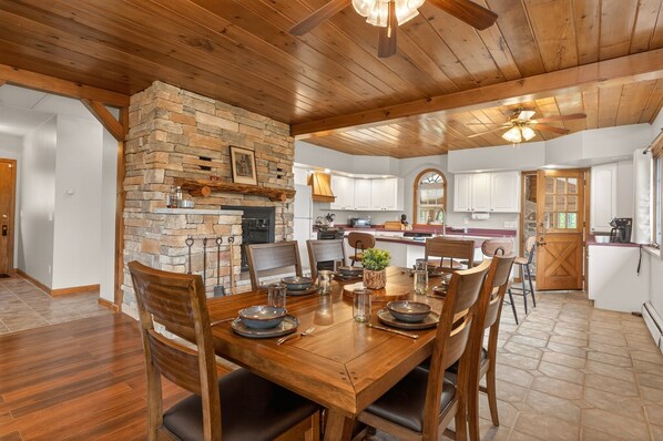 Dining - Canandaigua Lake | Near Wineries | Sleeps up to 10 (Rushville)