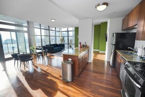 Frigorífico, microondas, horno y placa de cocina