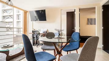 Family Apartment, City View | Dining