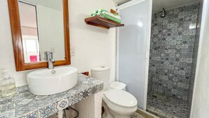 A bathroom with a sink, toilet, and shower. - Pinky Playa Salchi Valentina (San Pedro Pochutla)