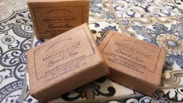 Deluxe Apartment, Garden View | Bathroom amenities