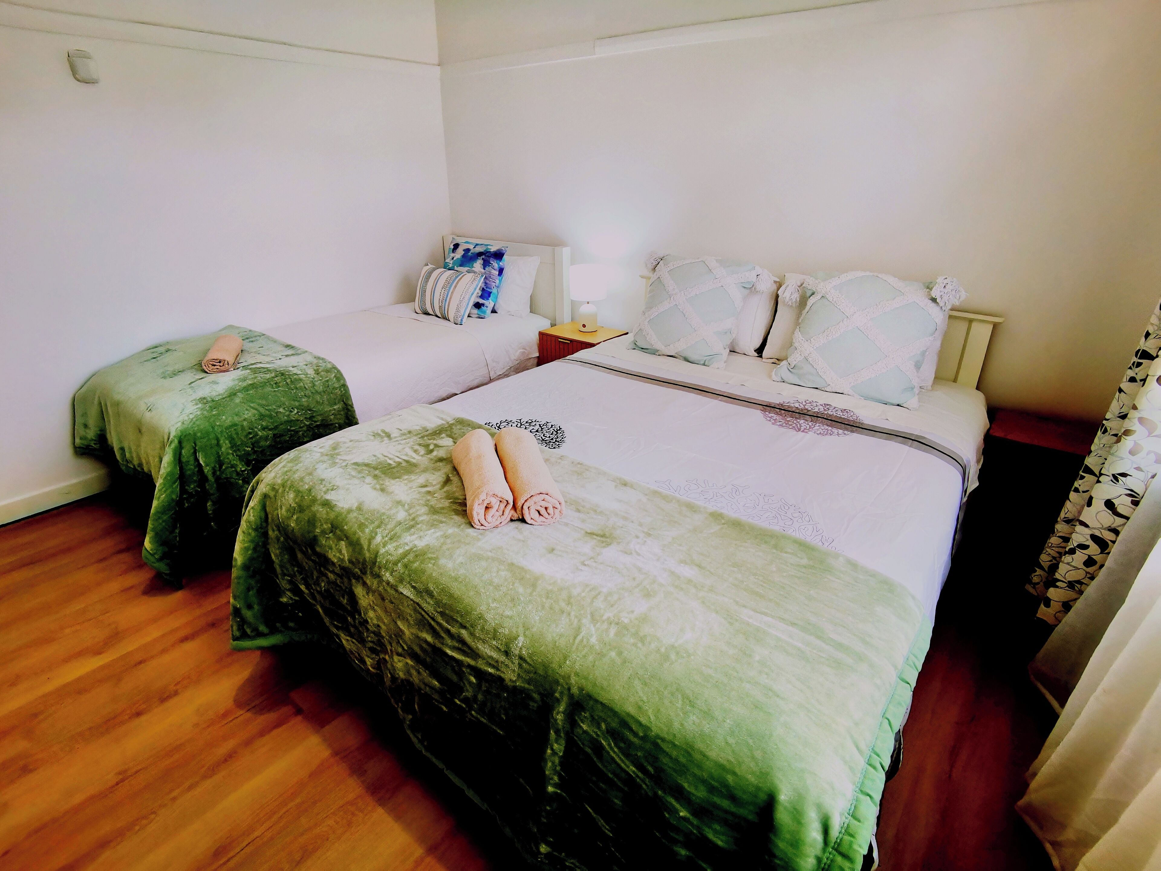 4 bedrooms, iron/ironing board, WiFi, bed sheets