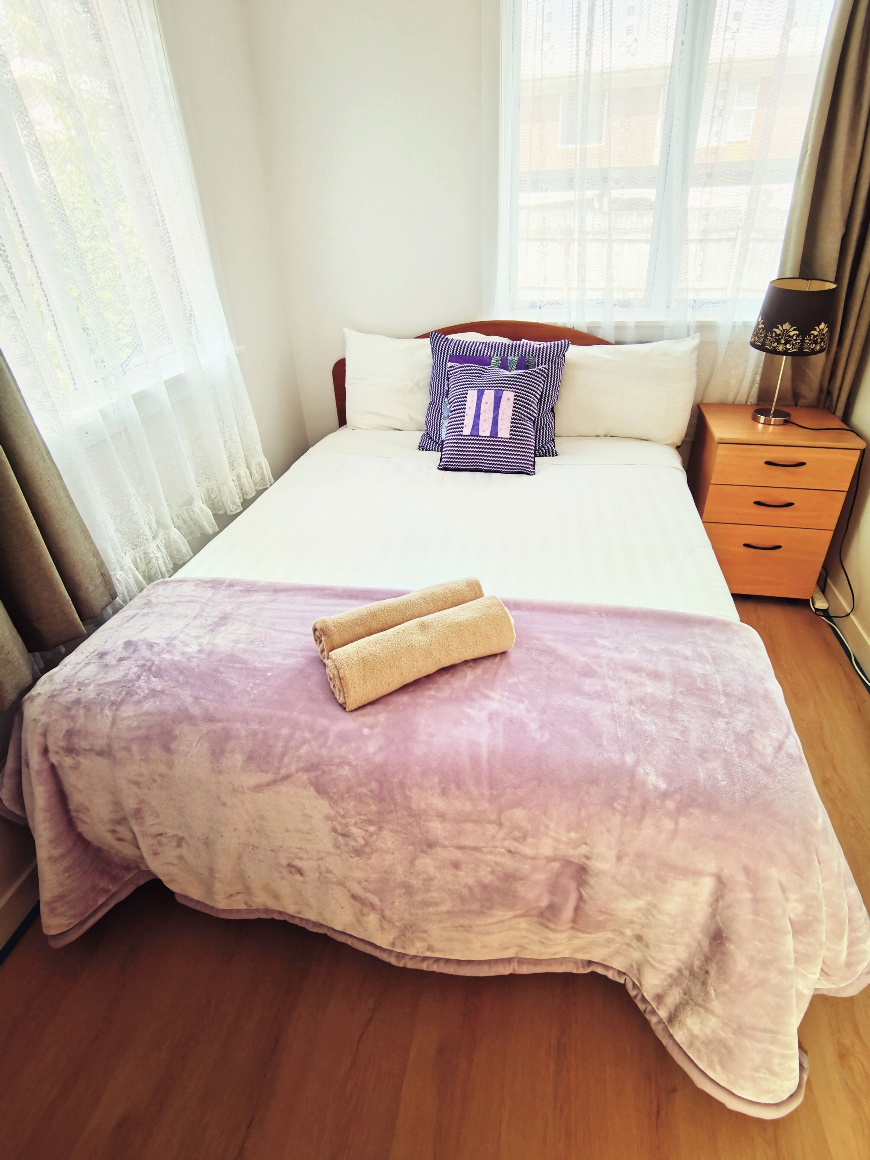 4 habitaciones, tabla de planchar con plancha, wifi y ropa de cama 