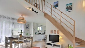 Un interno moderno con zona pranzo, cucina e una scala.
