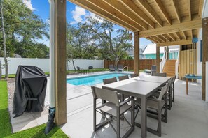 Outdoor dining - Saltwater Pool/Putting Green + Minutes to Beach (Oak Island)