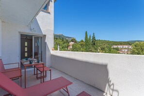 Outdoor dining - L’Oasis Helvétie - Faron View - Welkeys (Toulon)