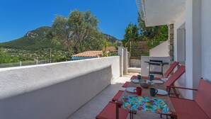 A balcony with a table, chairs, and a grill. - L’Oasis Helvétie - Faron View - Welkeys (Toulon)