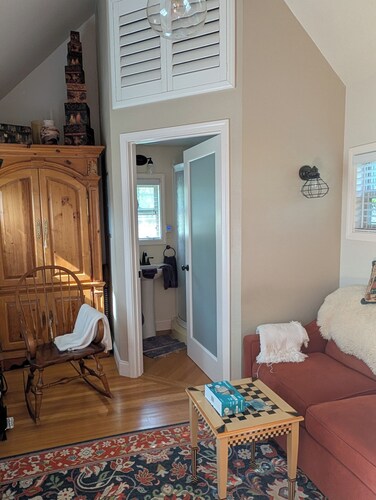 Adorable 1-bedroom detached Guest house, w/loft, AC, and beautiful deck,