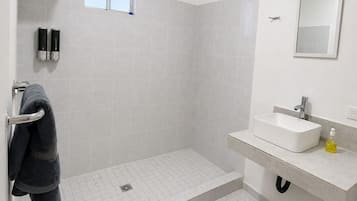 SĂšche-cheveux, serviettes fournies, savon, papier toilette