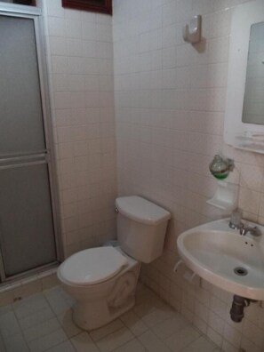 Shower, towels, soap, toilet paper - Hotel Mar Azul by Croma (El Rodadero)