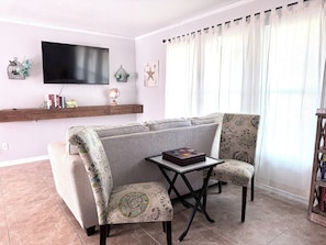 Living area - Relaxing Pool-KING Bed-MiniGolf-Yard-Free Groceries-Games (Cape Coral)