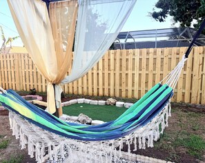 Property grounds - Relaxing Pool-KING Bed-MiniGolf-Yard-Free Groceries-Games (Cape Coral)