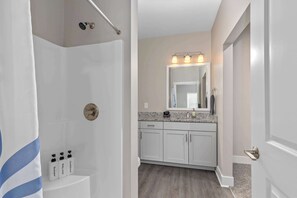 Shower, hair dryer, towels, shampoo - Stylish Stay Minutes from Downtown GR (Wyoming)