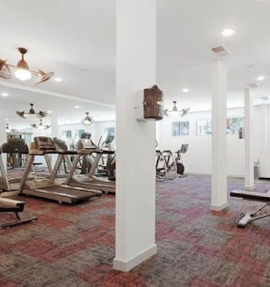 Ein Fitnessstudio mit Laufbändern, Fahrrädern und Trainingsgeräten.