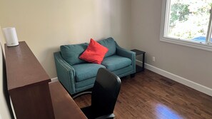 Living area - Stylish 3BR Kirkland Haven with Backyard Grill (Kirkland)