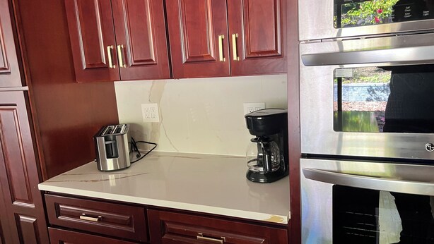Private kitchen - Stylish 3BR Kirkland Haven with Backyard Grill (Kirkland)