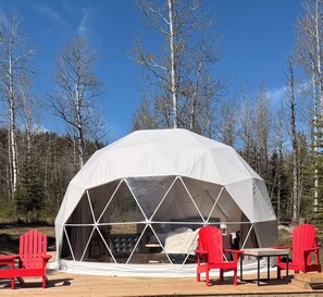Outdoor dining - Jasper Gateway Glamping (Hinton)