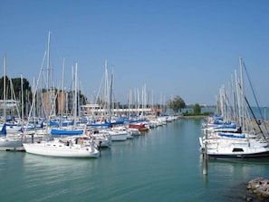 A marina with numerous sailboats docked. - Holiday home with Wi-Fi and air conditioning (Siófok)