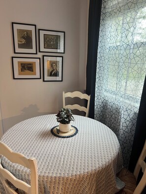 Dining - Lovely 1-bedroom studio in Charlevoix perfect for your getaway (Charlevoix)