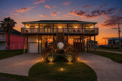 Pelican Row Beach • Ocean View • Sleeps 14 • 2 King Suites • Tiki Bar • Luxury
