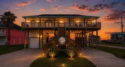 Pelican Row Beach • Ocean View • Sleeps 14 • 2 King Suites • Tiki Bar • Luxury