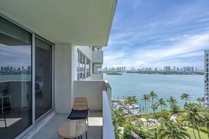 Ein Balkon mit Blick auf eine Stadtlandschaft und Wasser.