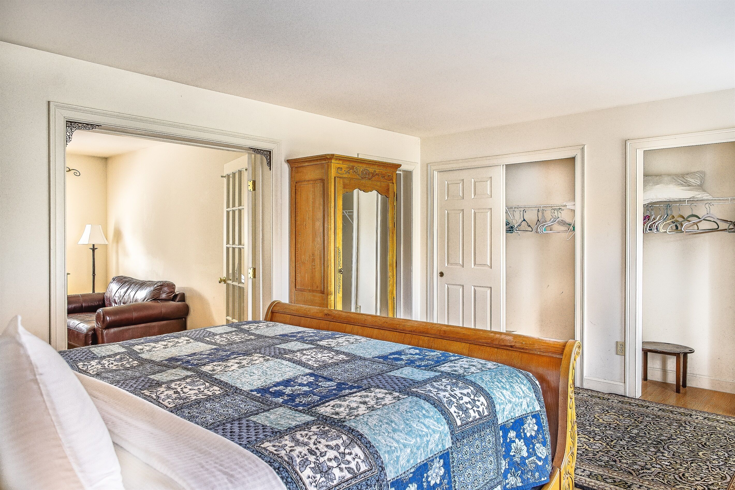 3 bedrooms, desk, WiFi (free), bed sheets