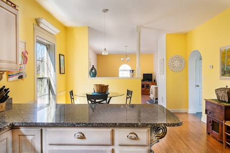 Interior. Spacious Private Estate: Hot Tub, Pets & Fire Pit
