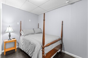 Tabla de planchar con plancha, wifi y ropa de cama 