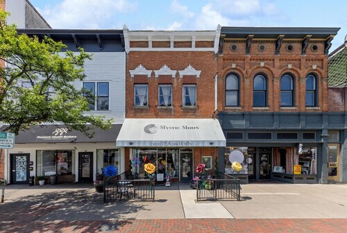 Downtown Luxury Flat • OWU Campus • Pet Friendly
