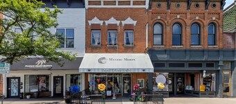 Downtown Luxury Flat • OWU Campus • Pet Friendly