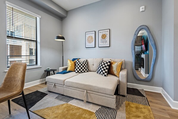 Living area - Netflix in Bed + Garage Parking- Walk to Downtown (Dallas)