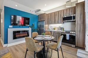 Dining - Netflix in Bed + Garage Parking- Walk to Downtown (Dallas)