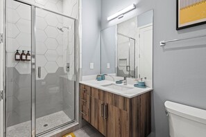 Bathroom - Netflix in Bed + Garage Parking- Walk to Downtown (Dallas)